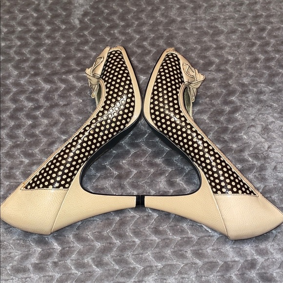 BONGO Faux Patent Leather 4” pumps w peep toe & bow accent. Multi texture. 9.5 - Picture 9 of 11